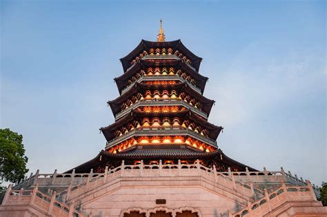 Leifeng Pagoda: Ancient History Meets Breathtaking Views!